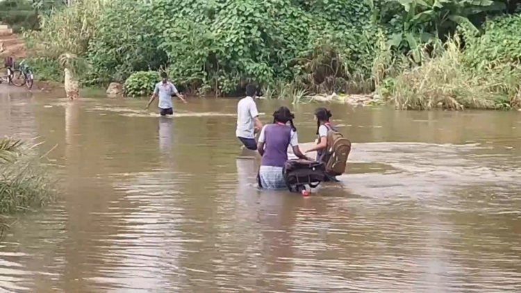  எம்.எல். ஏ எம்பி எங்கே போனார்கள்! வெள்ளத்தில் தத்தளிக்கும் மாணாக்கள்!