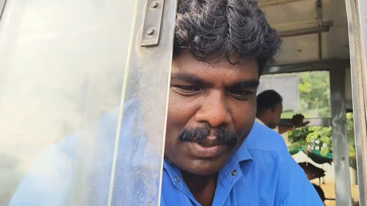 மாணவிகளுக்கு சீன் போடும் மாணவர்கள்! பேருந்தை நிறுத்திய ஓட்டுநர்!