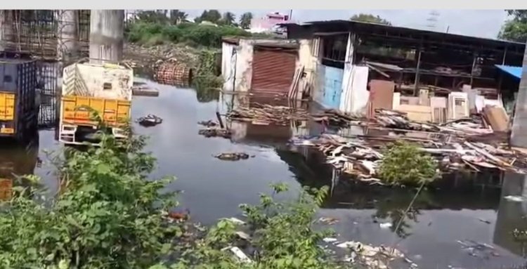 கானாற்றின் கரையை உடைத்த பாலம் காண்டிராக்டர்! காப்பாற்ற கோரி கலெக்டரிடம் மனு! நடவடிக்கை எடுக்கப்படுமா?!