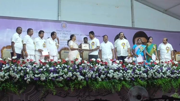 அரசு உதவி வழங்குவது எளிது ஆனால் தனியார்….? நாராயணி பீடத்தில் உதயநிதி!