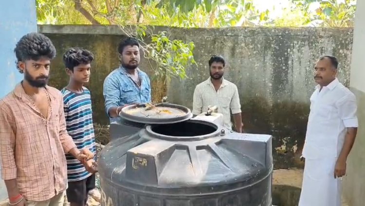 பள்ளிக்கூட தண்ணீர் தொட்டியில் குப்பை! கண்டு கொள்ளாத கல்வித்துறை!