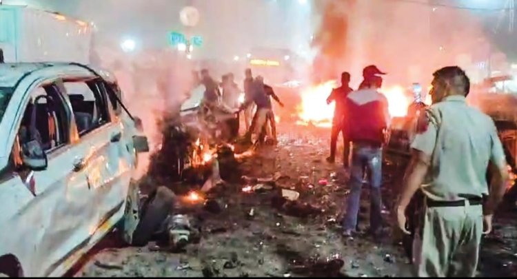 சிக்னலில் நின்றபோது ஹூண்டாய் ஐ20 கார் குண்டு வெடிப்பு! என்ன நடந்தது? - முழு விவரம்!