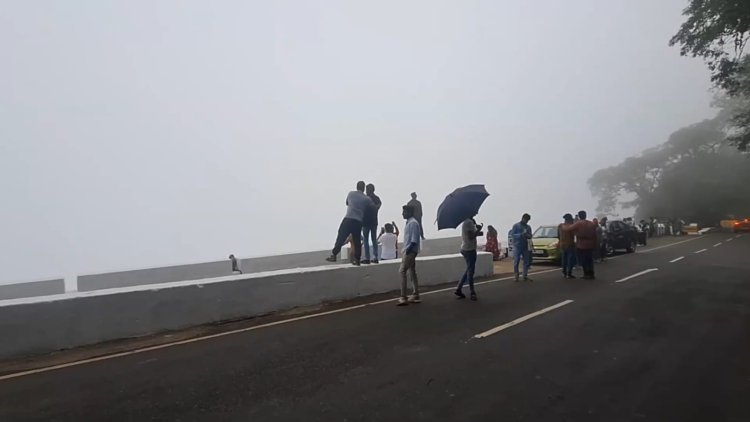    பனி மூட்டத்தின் மத்தியில் ஏலகிரி!குரங்காருடன் ஒரு செல்பி!