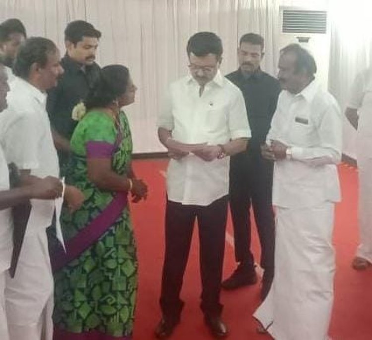  கைத்தறி துறை கூடுதல் இயக்குனர் லஞ்சம் கேட்கிறாராமே? ஆகவேதான் பிரச்சனையா?