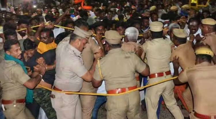 திருப்பரங்குன்றம் மலை உச்சி தீப தூணில் ஒளி! நீதிபதியை பதவி நீக்க குரலெழுப்பும் திருமாவளவன்!