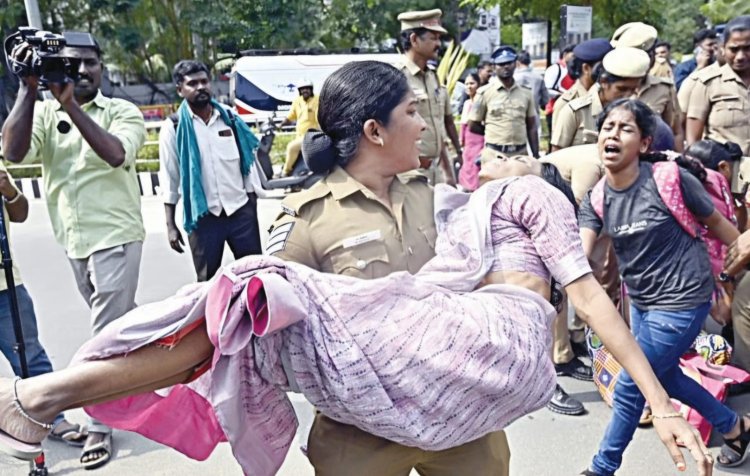 மயங்கிய ஆசிரியை.... அலேக்காக தூக்கிசென்ற பெண் காவலர்!