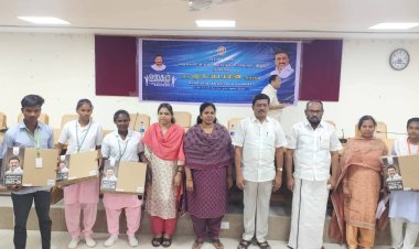 லேப்டாப் பெற்ற மாணவ மாணவிகளை மனதார வாழ்த்திய கலெக்டர்!