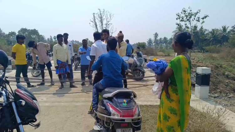 அதிகாரிகள் பில் தராததால் பாலத்தில் கயிறு கட்டிய ஒப்பந்ததாரர்!