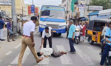 டாஸ்மாக் படுத்தும் பாடு! காண்ணா நீ தூங்கடா! நடுரோட்டில் படுத்து அலப்பறை செய்த போதை ஆசாமி!