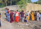 குளத்தில் குப்பை கொட்டுவதா? மக்கள் போராட்டம்!