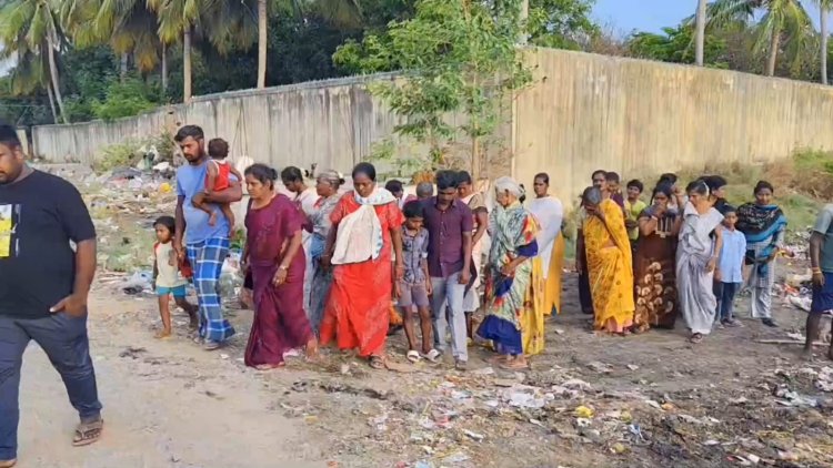 குளத்தில் குப்பை கொட்டுவதா? மக்கள் போராட்டம்!