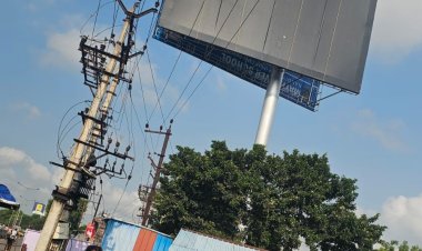 மின் வயர்களுக்கு இடையே அனுமதி தந்தது யார்? மாநகராட்சி எதிரில் கழிவுநீர் கால்வாயிலேயே ராட்சத விளம்பரப் பலகை! வரலாற்றையும் சமாதியையும் விடவில்லை!