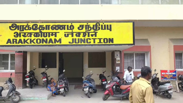 அரக்கோணம் ரயில் நிலையத்தில் இலவச வாகன நிறுத்துமிடம்  எங்கே?பயணச்சீட்டு வாங்கப் போனாலும் பார்க்கிங் கட்டணமா? அடப்பாவிகளா!